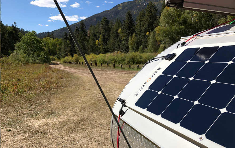 Los paneles solares flexibles son fijados en su mayoría con la ayuda de cintas adhesivas